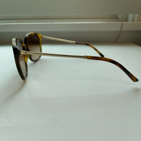 Burberry brown sunglasses. Made in Italy - Picture 4 of 5